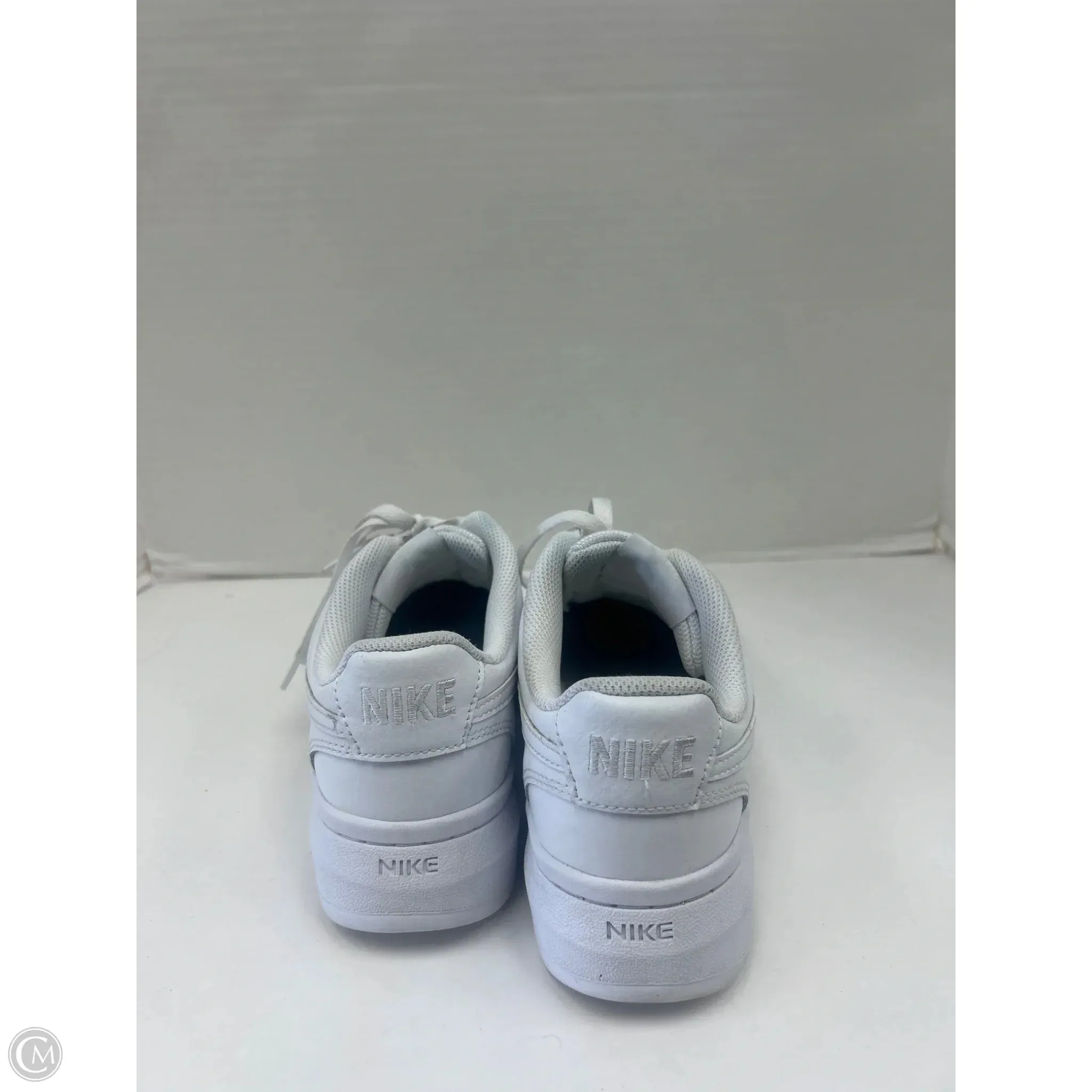 Shoes Sneakers By Nike In White, Size: 9 nike